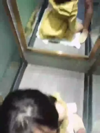 독점 기밀 누설 답답형 반차 창녀가 완벽하게 얼굴을 드러내고, 고기막대기를 입에 넣고 핥고 입버릇을 빨고, 작은 살찌가 흰 풀을 짜내도록 강요한다