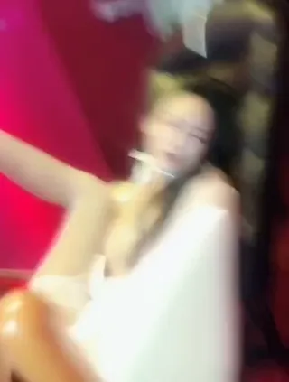 부자의 노리개 몸매 일급봉 높은 용모치 왕홍색 얼굴 미녀 정취 호텔 대전 부자는 먼저 그녀 자신을 놀게 한 후 정취 의자에서 그녀를 욕했다-2