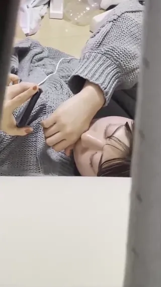 학생 아파트 창문 커튼 사이로 백호가 예쁜 작은 누나를 핍박하며 핸드폰 속의 털조각을 보면서 전동 장난감으로 자위하며 고조가 오려고 할 때 표정이 넋을 잃고 잉잉 신음소리를 낸다