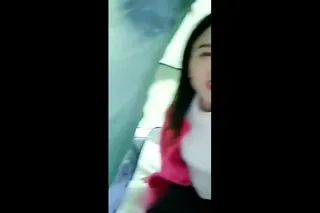 해피 해피 야외에 텐트 두 개를 치고 함께 즐겁게 상위에 올라 탑승하는 풍채가 사람을 매혹시킨다