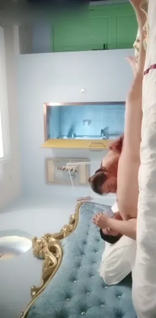 호텔 체조 아르바이트 대학교 4학년 여동생이 차를 타면 멀미가 좀 나요. 안경 형한테 한 시간 동안 체조를 하면 더 어지러워요.