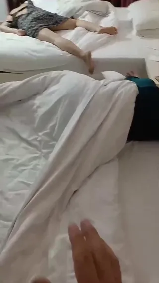 청순한 여자 절친은 창녀 여동생을 업고 그녀의 섹시한 절친을 유혹하고, 창녀 여동생은 잠을 자면서 절친에게 끊임없이 희롱하고 이간질하여 강경하게 빛을 발한다. 큰 닭발은 직접 등초를 켜고 늑대 친구에게 멋진 자극을 보여준다