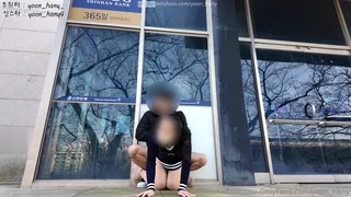 신한은행 앞에서 떡치고 오줌싸는 정신나간 커플 | 한국야동 고화질 스트리밍