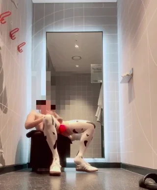 피팅룸 야노 너무 꼴려.. 문 하나 두고 안에서 이러고 있는데..