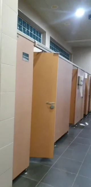 &amp;lt;야쎅중 여자화장실 &amp;gt; 캠핑지지로온초대남과인사후  광장 100m에보이는 편의점을 같이보냈다  스킨십하면서간다 중간에 사라졌다 !! 여자화장실을슬쩍가보니 역시나 예상대로 첫인사를 화장실에서하고있다. 이건 강간플인가? 간통플인가?  담날은 장애인칸에서 은밀히또..  조아는간통을즐겼다..!