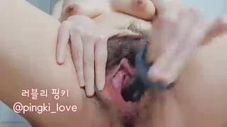 뜨거운 불금???? 너무 신나~ 다들 즐거운 불금 보내! 잔뜩 발정해서 격하게 쑤실때 마다 보지물 줄줄 흘러내리는게 제일 야해보여♡ 절정 느끼면서 분수 터뜨리고 몸 부들부들 떠는 모습 정말 천박해 보여~ 이렇게 잔뜩 느껴도 더 느껴서 울때까지 누가 쑤셔줬으면 좋겠다♡ #섹트 #자위 #보지 #분수