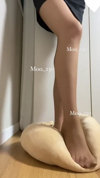 ㅋㅋ밟는 영상은 처음인데 역시어색하넹..  #신던양말 #입던팬티 #신던스타킹 #팬티판매 #발영상 #영상판매 #생리대 #생리대판매 #발페티쉬 #풋페티쉬 #페티쉬 #페티쉬물품판매 #페티쉬물품 #디엠