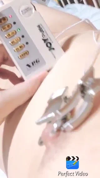 ニップル通電動画。ジョイパルス、レベル3でも結構痛いんだけど出力上げて片方の乳首のニップルピアスに2個クリップ付けて電気流すとこうなるよ