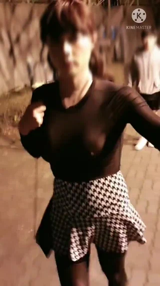 기) 일반이 꽃향기를 맡고 쫓아옴. 승) 이야기를 나누게됨. 신기하다함. 전) 촬영도와주실래요?만져도되요. 섹) 결국 세크스 ...