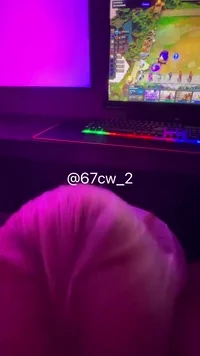 게임하는 주인님 펠라로 방해하기 ?